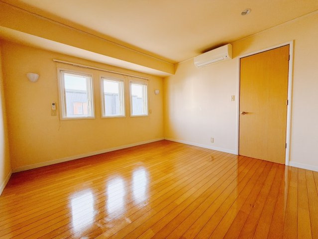 ■2階洋室｜お子様の一人部屋にピッタリな洋室。木のぬくもりを感じるフローリングは、天然木の味わいが時とともに深みを増していきます。また、傷にも強く、フリーワックスでお手入れもラクラクです♪