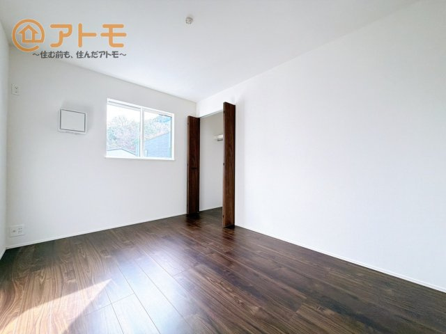 広々使える収納付きの洋室です♪