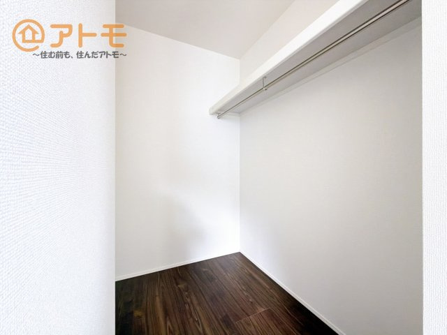 ハンガーパイプ付きのウォークインクローゼットは季節ものなどを収納することができて便利です♪