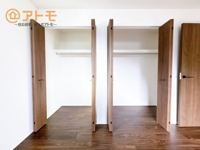 ハンガーパイプ付きのクローゼットは季節ものなどを収納することができて便利です♪