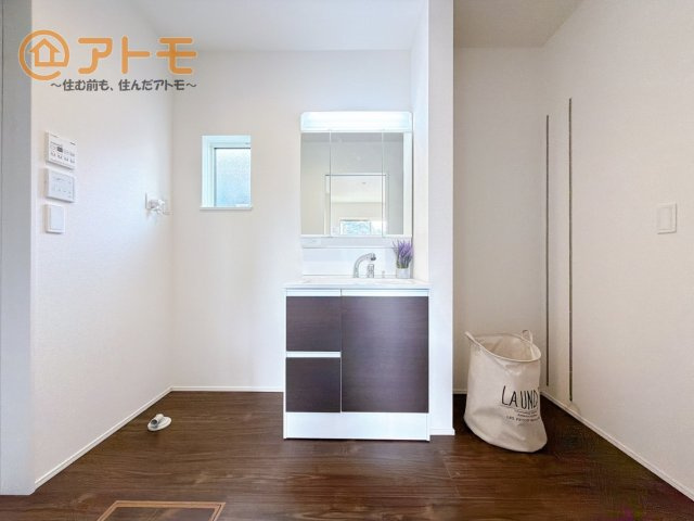 洗面所って朝に混み合いませんか？広々とした脱衣所、3面鏡の独立洗面台で朝の時間を少しお手伝い♪