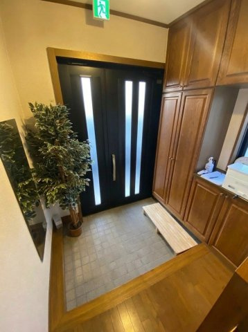 木製収納が調和する落ち着いた空間