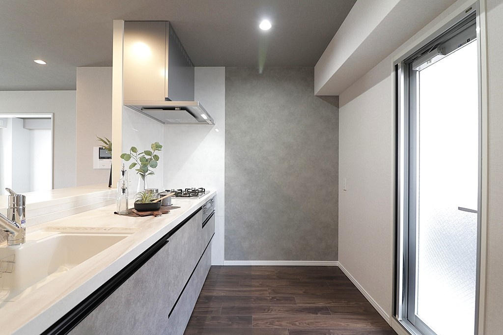 キッチン背面にバルコニーへの勝手口があります☆