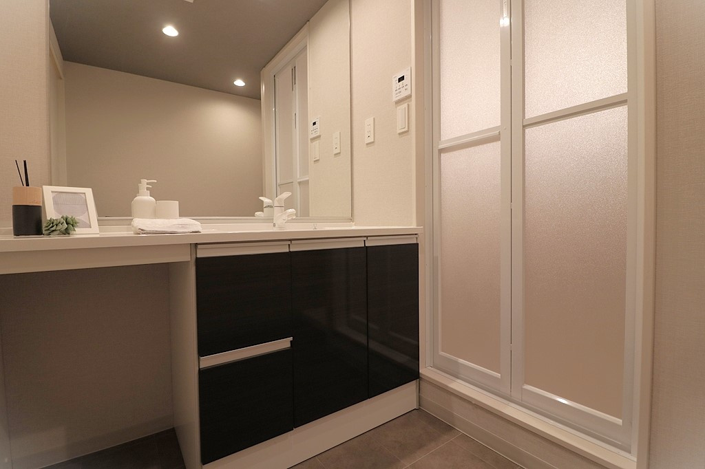 ワイドミラーの洗面台です☆