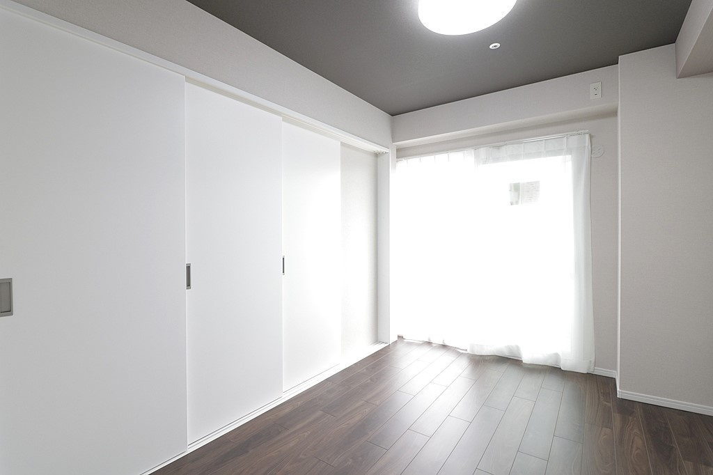 【洋室？：洋室6帖】リビングと続き間、南面のバルコニーに面しています☆