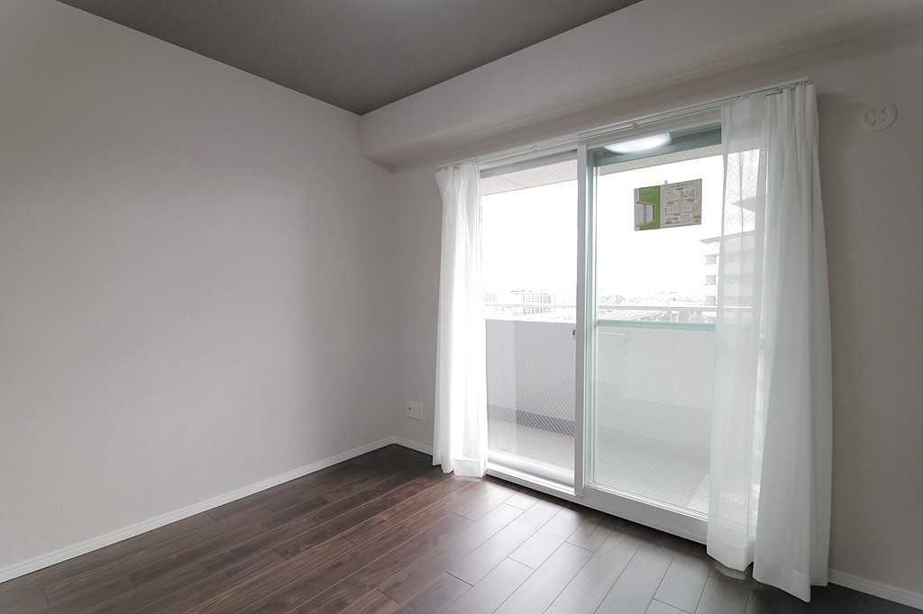 【洋室？：洋室5.5帖】南面のバルコニーに面しています☆