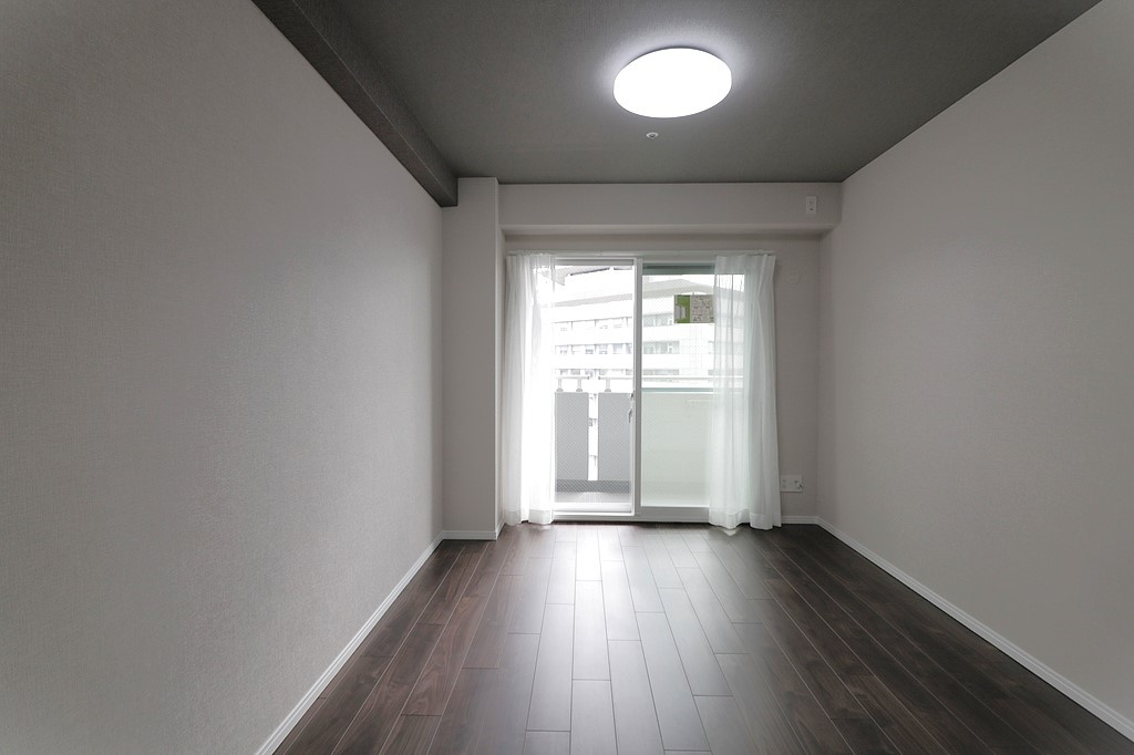 【洋室？：洋室7.1帖】南面のバルコニーに面しています☆