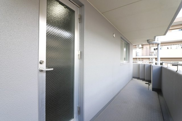 キッチン背面、北向きのバルコニーです☆