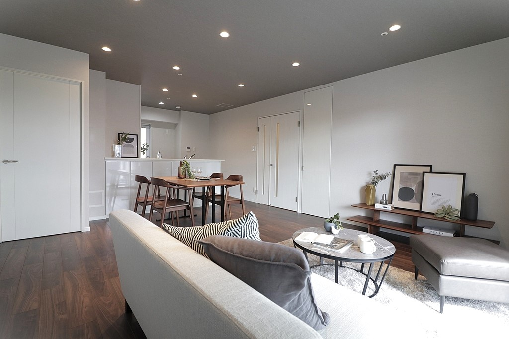 【LDK：広々約18.8帖！】※設置されている家具・小物・照明はディスプレイ用です。家具付きの販売ではございません。ご了承下さい。