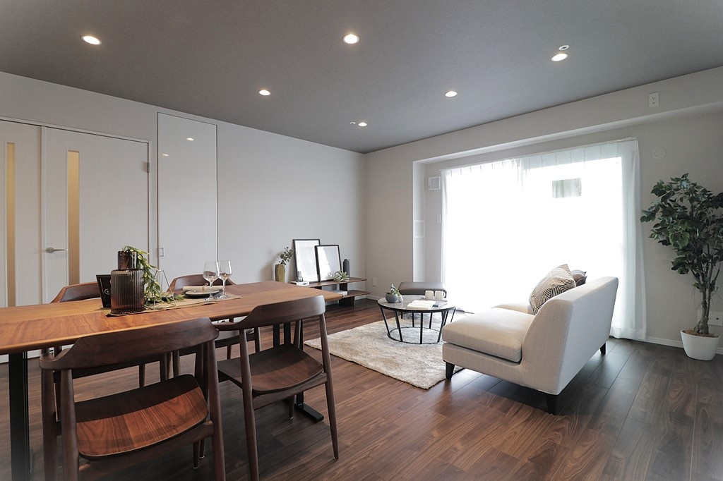 【LDK：広々約18.8帖！】レースカーテン付きです☆