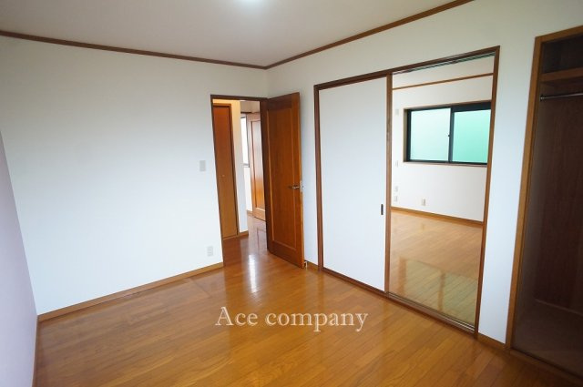 【2階：西側洋室6帖】隣のお部屋と続き間ですが、各部屋に廊下へのドア完備で独立したお部屋としてもご使用できます♪クローゼット完備です♪