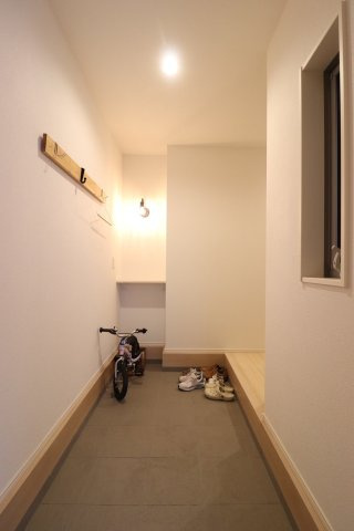 自転車・ベビーカーも置ける広い玄関です♪
