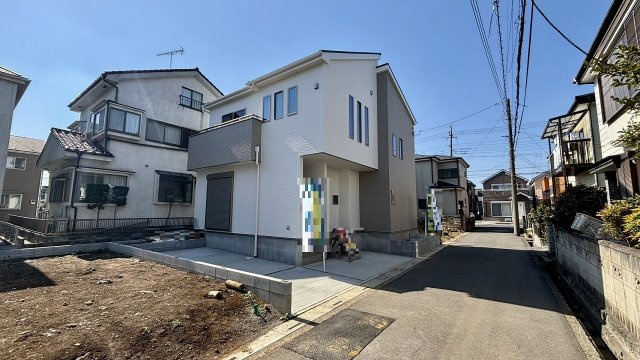1号棟　4LDK、南東向きで日当たりは良好です！駐車場は2台駐車可能(車種による)業務スーパーせんげん台店徒歩8分(600ｍ)お買い物は近くて便利です！お気軽にお問い合わせください！