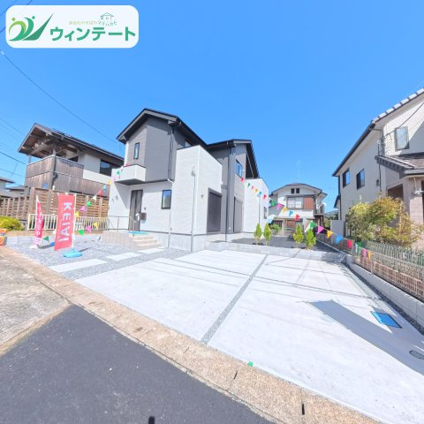 シンプルかつモダンな外観。街並みに調和しつつ個性も感じられるデザインです。