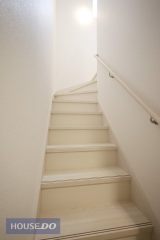 階段は手すりもあり妊婦さんからお子様や高齢者も安心です。