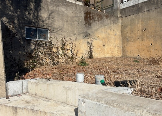 土地の形が極端に長細かったり、狭小地、あるいは道路との高低差がある傾斜地だった場合、後々売ろうとしても買い手がつかない場合もあります。後々、売却することになった時に価値の下がらない土地を選びましょう。