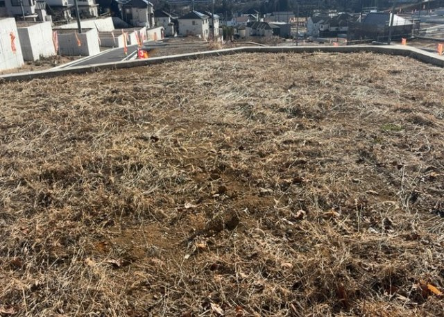 家を建てる場合、方位は要チェックです。現実的に日当たりのよい家ならばリビングは南側、建築基準法でも北側に当たる家への配慮は求められています。土地を見学に行く際は、方位磁針を持って行くようにしましょう。