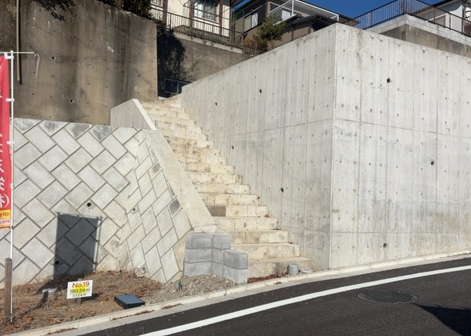 隣家の土地はどうなっているのか、生活利便施設が近くにあるのか、学校まで近いかなど、お客様のライフスタイルにあわせたイメージが重要です。また、近くにあると困る施設が近くにないかも確認するといいでしょう。