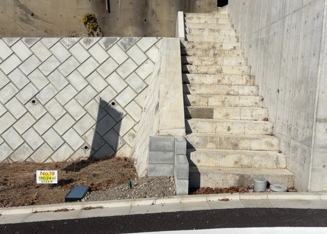 土地購入を検討されている場合、境界杭がない状態で購入してしまうと境界確定測量をする必要があり、費用がかかります。購入の前に、売主、隣土地所有者立ち合いのもと境界を確定し境界杭を設置するのがベストです。