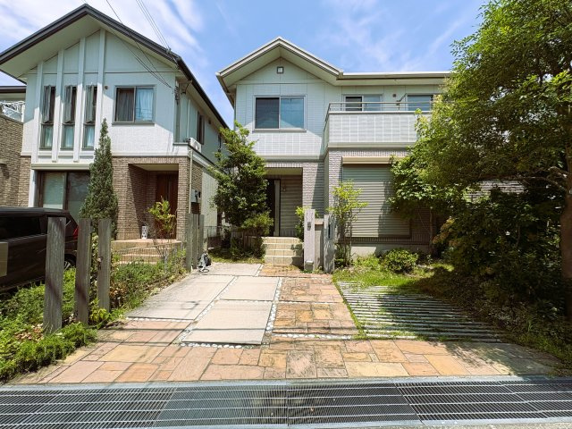 外観（2026年7月）撮影　駐車場2台並列可　南向き両面道路