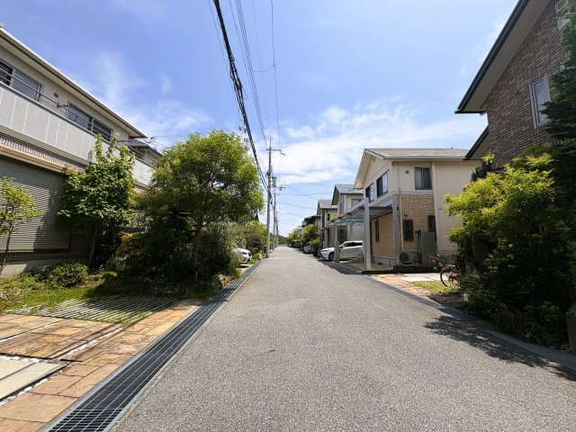 外観（2026年7月）撮影　駐車場2台並列可　南向き両面道路