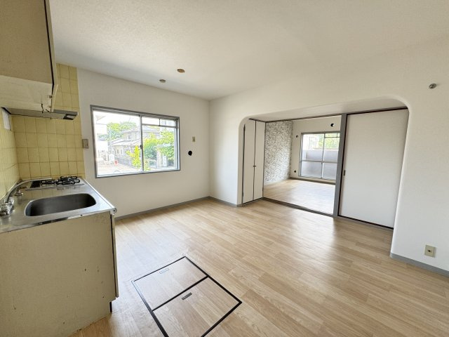 LDKは南東向きのお部屋へと続く開放感のある空間。大きな窓から自然光が差し込み、日中は明るく心地よい時間を過ごせます。ダイニングテーブルやソファを配置しやすいレイアウトで、ご家族団らんの場として活躍。