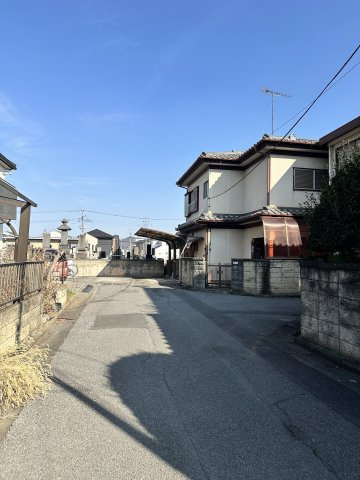 前面道路から見た外観。落ち着いた住宅地に位置します。