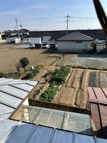 周辺には高い建物がなく、開放感のある眺望が広がります。