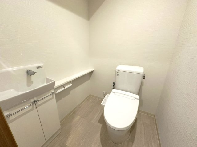 トイレに収納スペースもあり、隠す収納ができます。スマホを置いたり手すりにも使える棚が便利です。