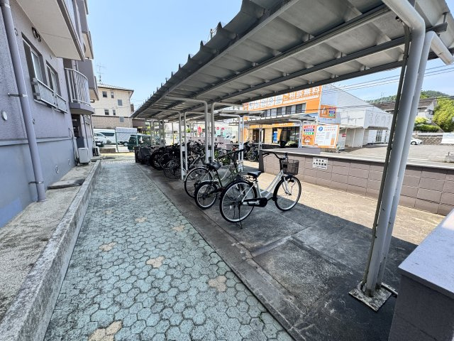 屋根付きの駐輪場を完備しており、自転車を雨や直射日光から守ることができます。東深津エリアは買い物施設や教育施設が充実。自転車でのお買い物や通学にも便利。敷地内に整備されているため防犯面でも安心感。