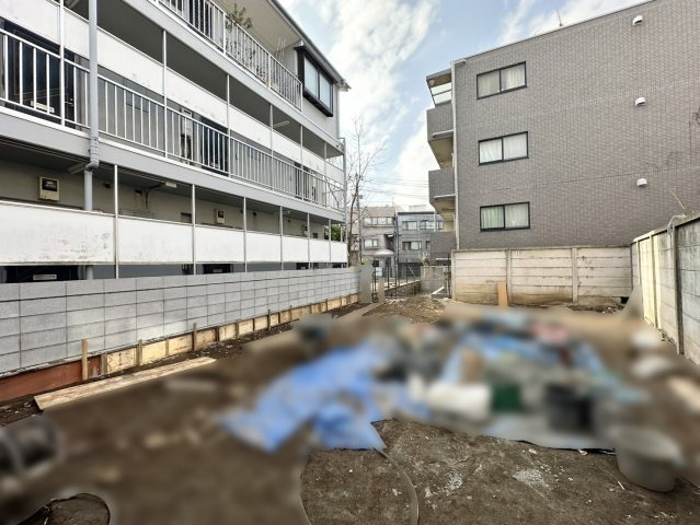 有効面積約100.55平米のゆとりある敷地　。容積率300%を活かし、家族の希望に合わせた柔軟なプランニングが可能です　。青空の下でどのような新生活を形にするか、想像が膨らむ広々とした空間です。