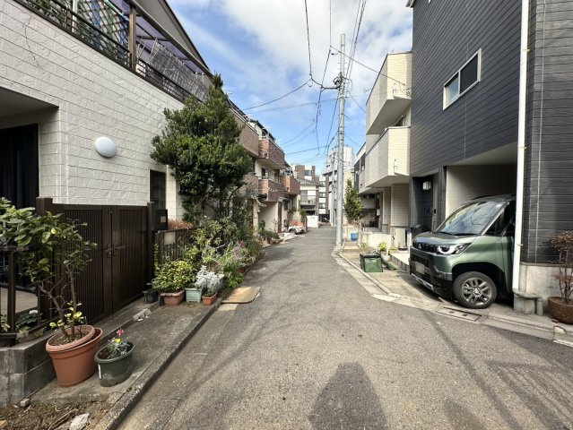 都営大江戸線「西新宿五丁目」駅まで徒歩12分　。東側は幅員約3.3m～4.0mの私道に接しています　。落ち着いた住宅街が広がり、小さなお子様がいるご家族も、車の通行を気にせずゆったりと外出できる環境♪