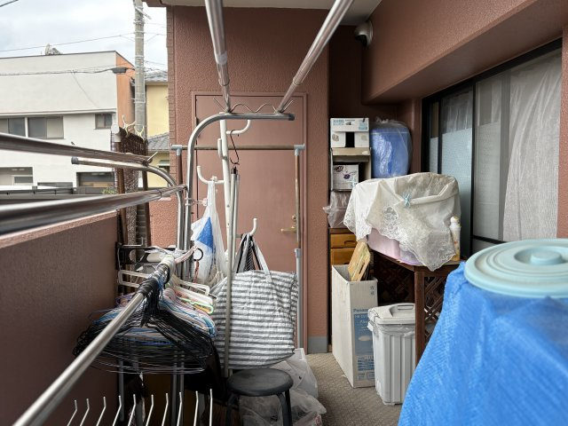 バルコニーにはトランクルームが設けられており日用品やアウトドア用品などの収納に便利。室内を圧迫せずに収納スペースを確保できる点も魅力。十分な広さがあり、実用性と利便性を兼ね備えた空間。