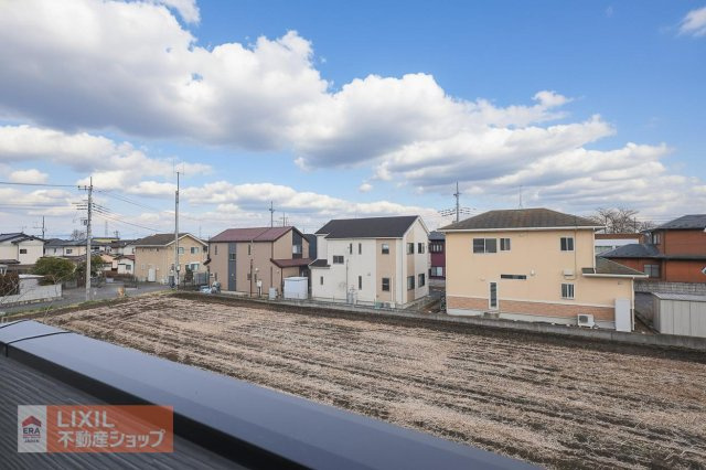 【建物からの眺望】現地完成写真。バルコニーからの景色。十分な間隔が確保されております。