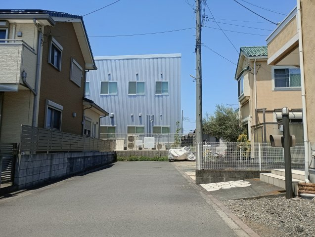 お車の出し入れもしやすい道路幅　通り抜け出来ないので小さなお子様がいても安心です。