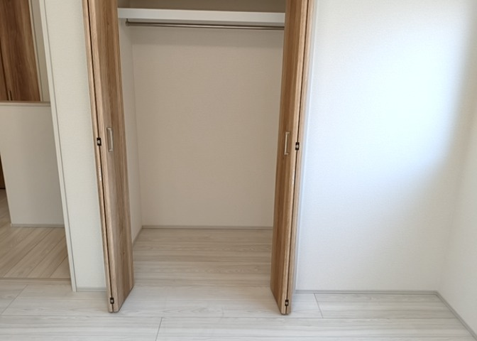 デザイン性を重視しすぎて収納が少なかった！なんてことにならないため、事前に現地で収納の数を確認しておくことをお勧めします。クローゼット以外にも床下収納や屋根裏収納、パントリーなどもチェックしましょう。