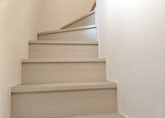建物の上下階の通路である階段は、その位置によって動線や室内の印象が大きく左右されます。手摺にも重要な役割があり、転倒の防止・歩行や動作を円滑にして日常生活を支えることを主な目的として設置されています。
