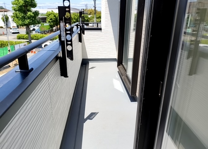 バルコニーは、室外の専用スペースのうち、「屋根がなく開放された空間」であるものを指します。ベランダより広いタイプのものが多く、日当たりもよいため家庭菜園などを楽しみたい人にとって適した環境となります。