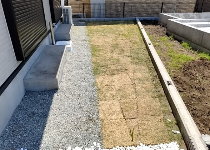 庭があることでガーデニングや家庭菜園はもちろん、こどもの遊び場やペットを放して遊ぶことができます。また、家の周囲に余裕があるということです。隣地との間があれば、十分な日当たりと、風通しが確保できます。