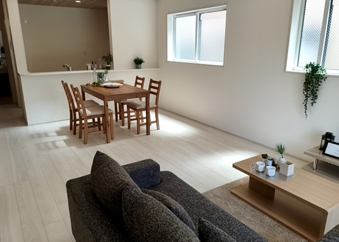 L型アイランドタイプは、キッチンからダイニングにもリビングにも目が行き届くので、とても使いやすい配置です。L字型独立タイプは、キッチンを独立させてるためLDKというよりもLDといった様なイメージです。
