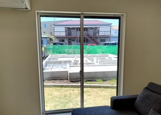 サッシとは、ガラス窓に使用される金属製の窓枠のことです。一般的に住宅建築では、金属製建具工事の段階で備え付けるもので、ガラス類や玄関、バスルームのスチール製のドアなどと同じタイミングで工事を行います。