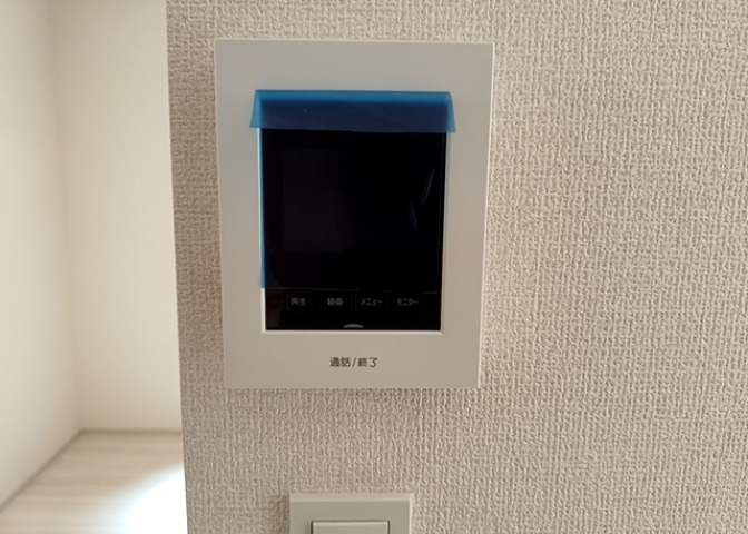 モニターで来訪者を確認して、目的が分からない場合はインターホンを通じて室内から会話することができます。怪しいと感じた場合はインターホン越しにお帰りいただくことができるので、直接会うことがなく安全です。