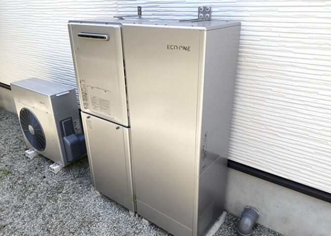 省エネ給湯器とは従来型の給湯器より熱効率が高く、少ない燃料でたくさんのお湯を沸かすことが出来る高効率な給湯器のことを指します。また、省エネ給湯器には種類があり、利便性や効果なども様々です。