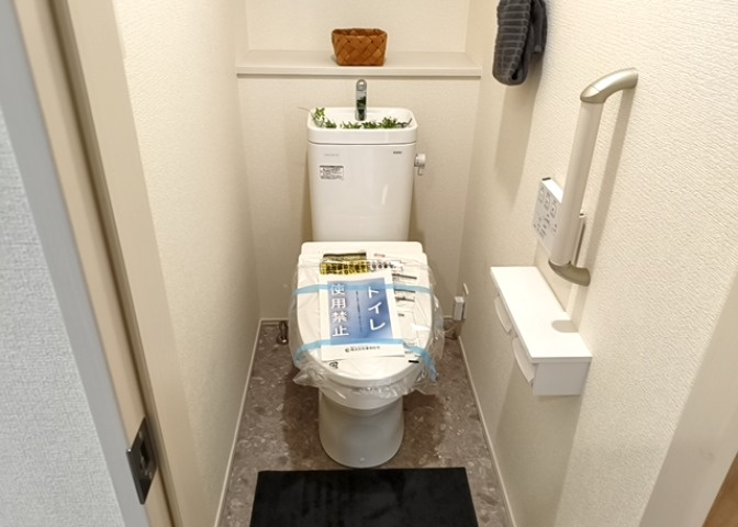 トイレは大きさや形、機能、抗菌性などが異なる多種多彩なタイプが各メーカーから出ています。それぞれに良さがあるため、事前にどういったタイプのトイレがいいのかをご家庭内で決めて、内見に行くといいでしょう。