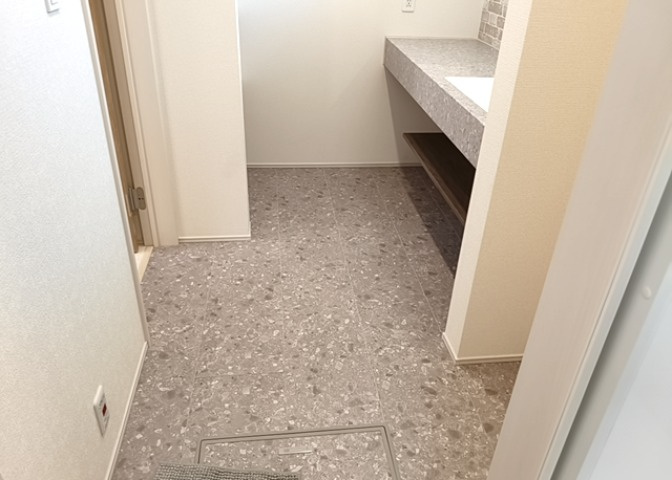 多くの戸建て住宅で見かける洗面脱衣所は、洗面台と洗濯機が2畳ほどのスペースに並べられていて、洗面所が脱衣所を兼ね備えている間取りが一般的です。お客様が利用することもある、パブリックな空間でもあります。