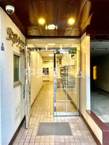 【エントランス】マンションのエントランスは、その物件の印象を決める、顔とも言える場所です。毎日通る場所ですからきれいなのが一番です。エントランス内はオートロックですので暮らしの安全も確保されています。