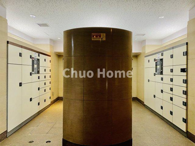 【宅配ボックス】在宅時・不在時に関わらず、居住者の代わりに非対面で宅配物を受け取ってくれる便利な設備です。わかりやすくご説明致しますので見学時にはお部屋だけではなく共用部分もぜひチェックしてください。