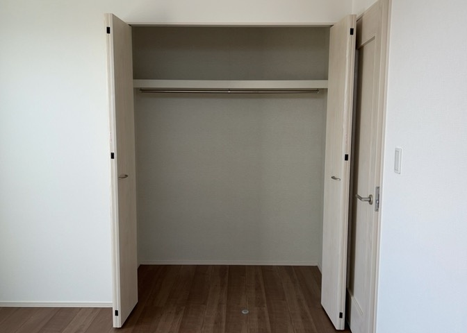 デザイン性を重視しすぎて収納が少なかった！なんてことにならないため、事前に現地で収納の数を確認しておくことをお勧めします。クローゼット以外にも床下収納や屋根裏収納、パントリーなどもチェックしましょう。