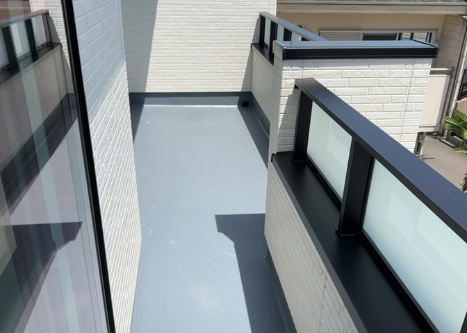 バルコニーは、室外の専用スペースのうち、「屋根がなく開放された空間」であるものを指します。ベランダより広いタイプのものが多く、日当たりもよいため家庭菜園などを楽しみたい人にとって適した環境となります。