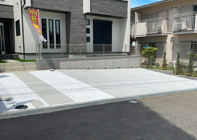 駐車場と明記されていても、最小スペースでつくられた駐車場だと大型車は駐車できなかったり、出入りしにくくなったりする可能性があります。お車のサイズと購入したい物件の駐車場のサイズを現地で確認しましょう。
